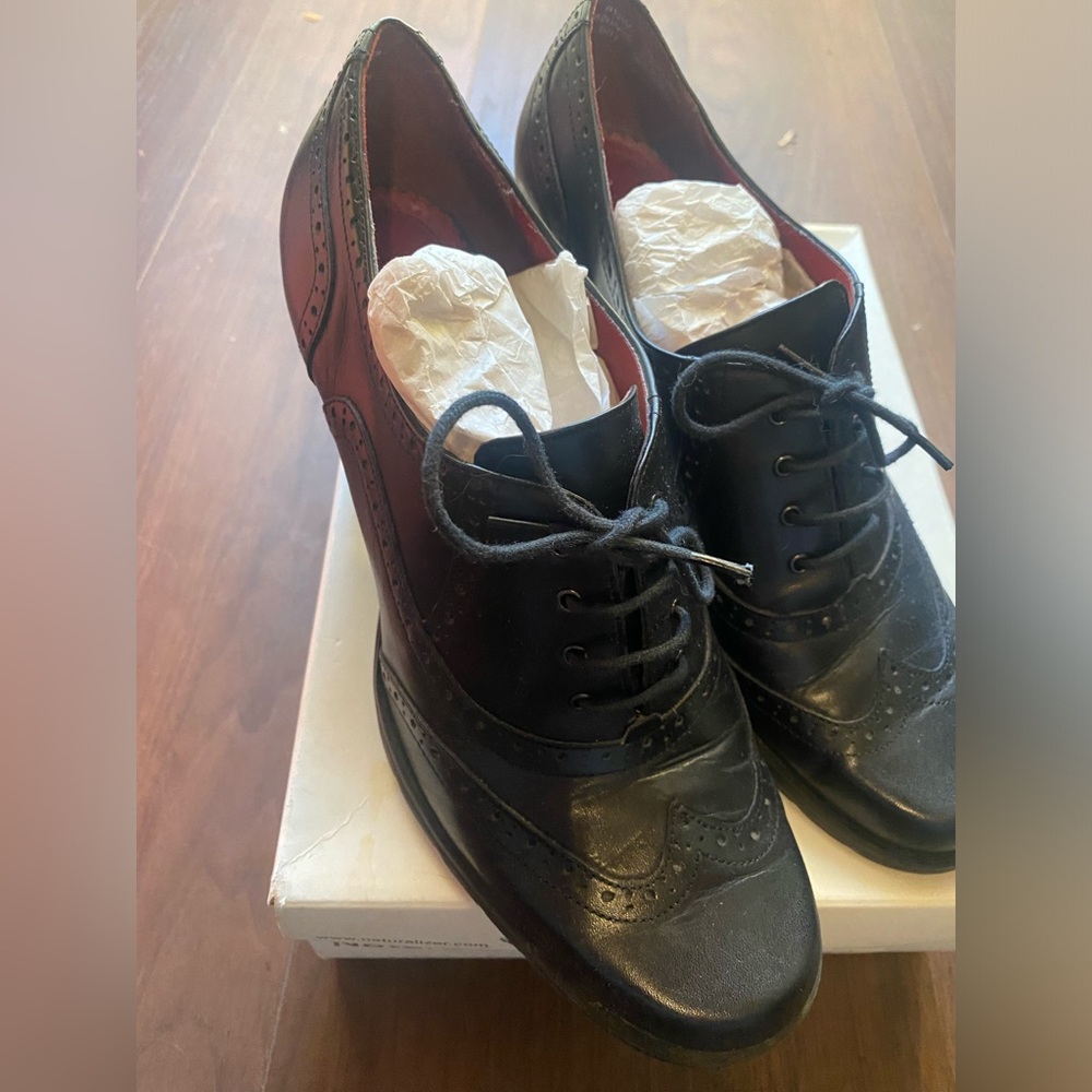 Black wing tip Naturalizer lace up heel size 8 1/2